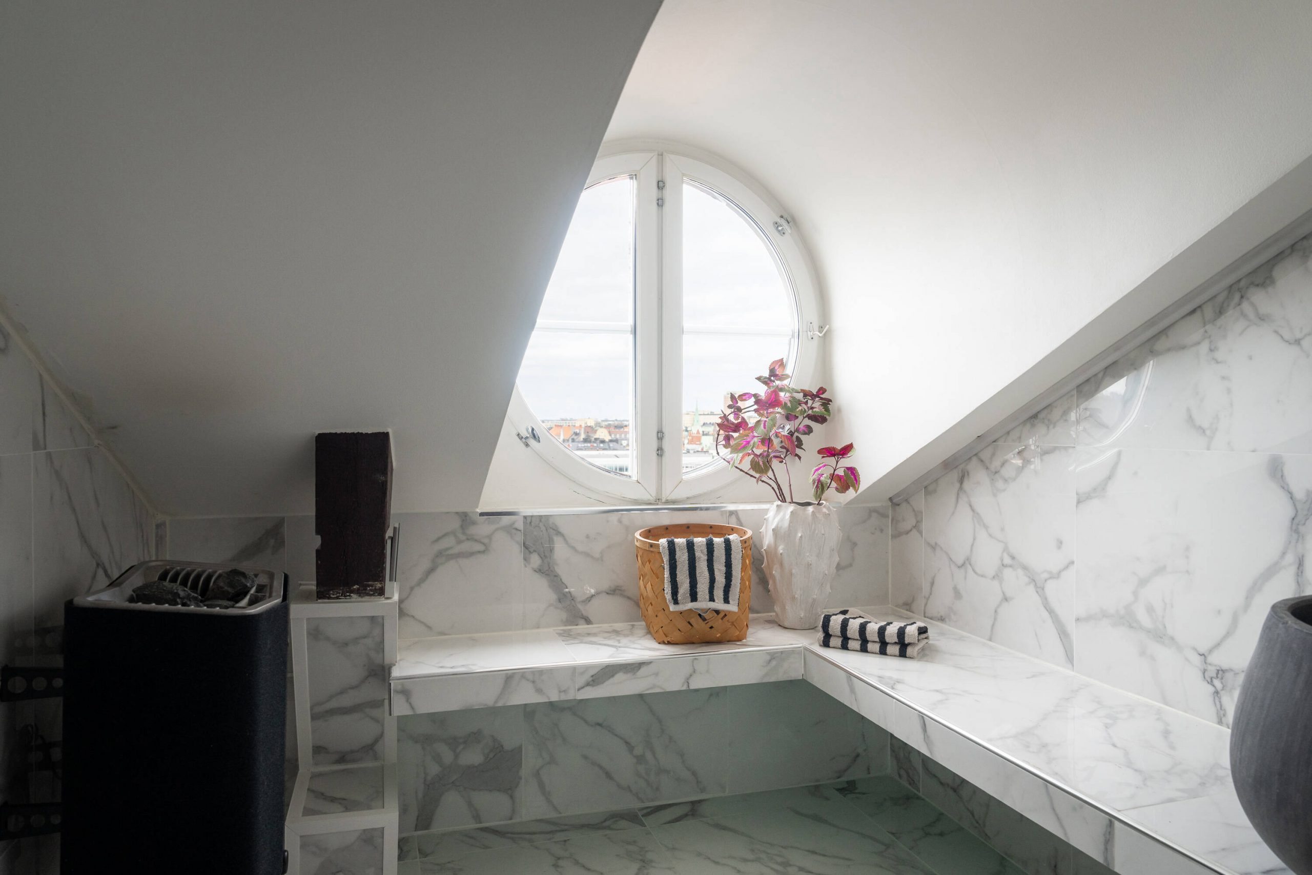salle de bain marbre appartement contemporain 82m2 avec poutres sous les toits salle de bain marbre appartement contemporain 82m2 avec poutres sous les toits