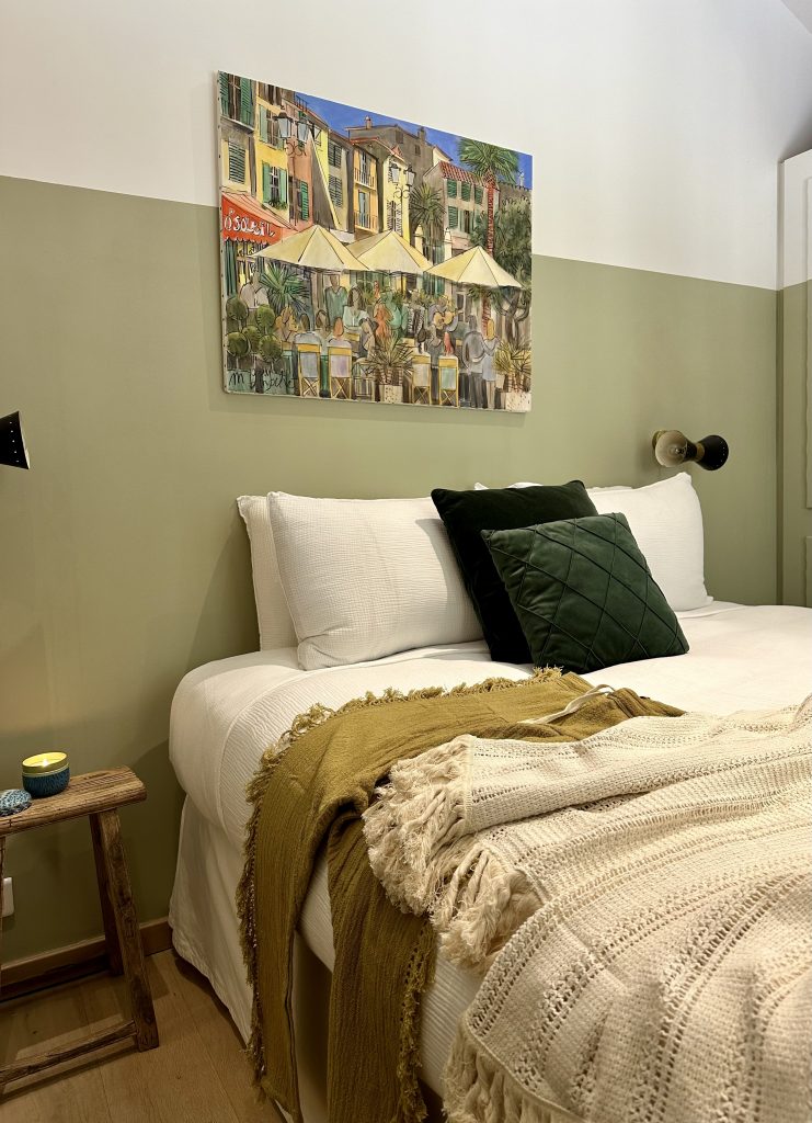 chambre maison de vacances Saint Tropez La Cachette décoration colorée et vintage chambre maison de vacances Saint Tropez La Cachette décoration colorée et vintage