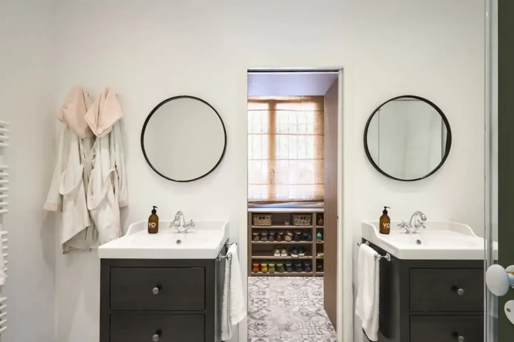 salle de bain maison La Cachette Saint-Tropez décoration colorée et vintage salle de bain maison La Cachette Saint-Tropez décoration colorée et vintage