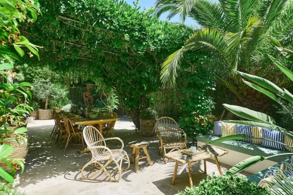 jardin maison La Cachette Saint-Tropez décoration colorée et vintage jardin maison La Cachette Saint-Tropez décoration colorée et vintage