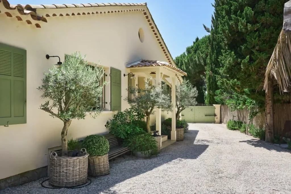 jardin maison La Cachette Saint-Tropez décoration colorée et vintage jardin maison La Cachette Saint-Tropez décoration colorée et vintage