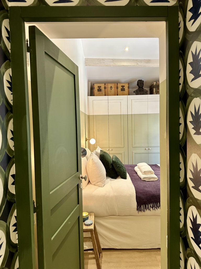 chambre maison de vacances Saint Tropez La Cachette décoration colorée et vintage chambre maison de vacances Saint Tropez La Cachette décoration colorée et vintage