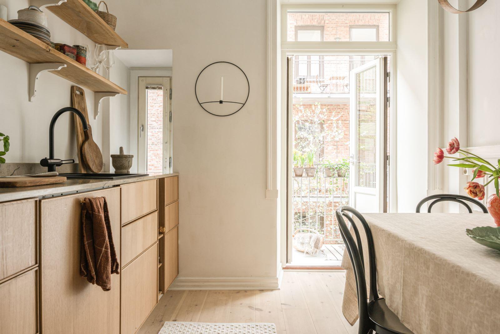 cuisine design bois avec coin repas