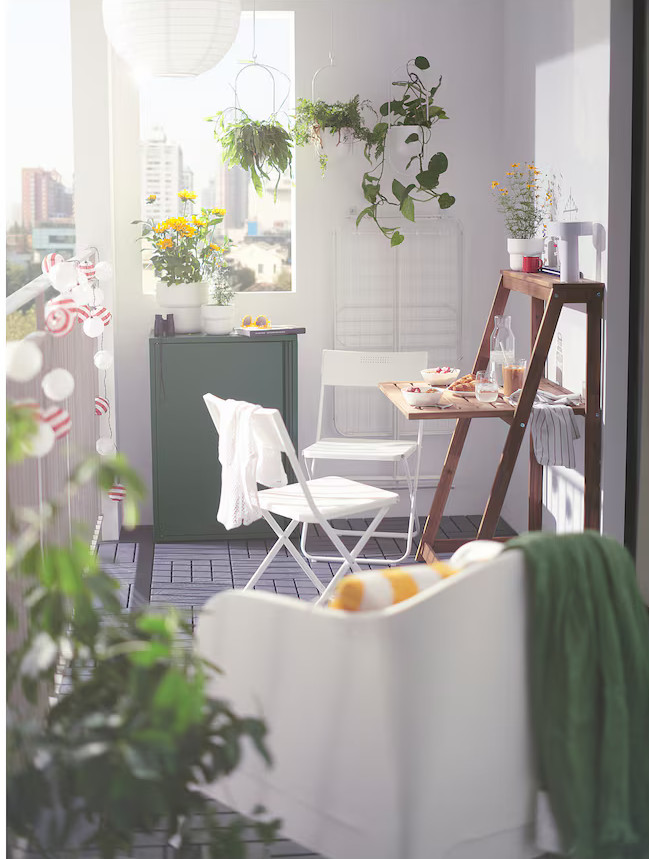balcon aménagé avec table pliante IKEA DJUPÖN balcon aménagé avec table pliante IKEA DJUPÖN