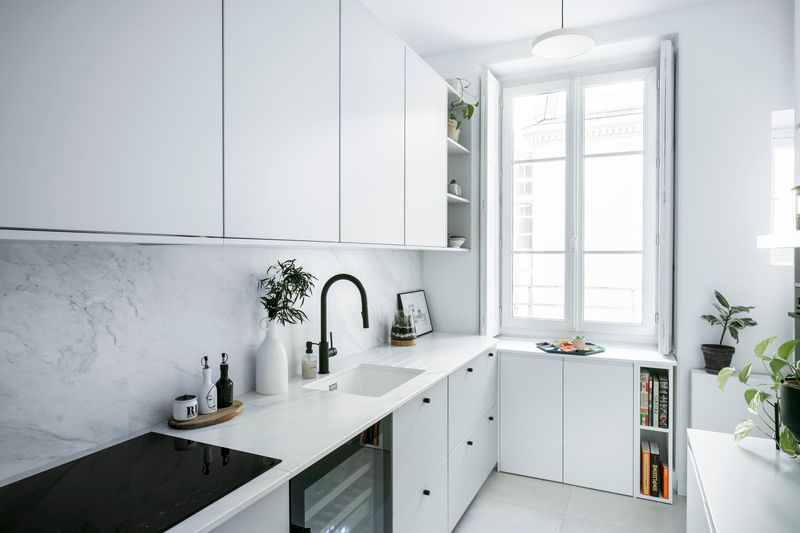 cuisine blanche appartement haussmannien Lyon décoration contemporaine cuisine blanche appartement haussmannien Lyon décoration contemporaine