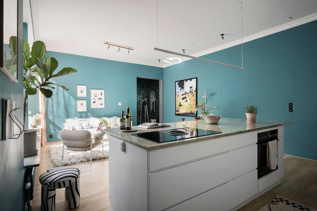 salon bleu canard avec cuisine ouverte blanche design décoration scandinave salon bleu canard avec cuisine ouverte blanche design décoration scandinave