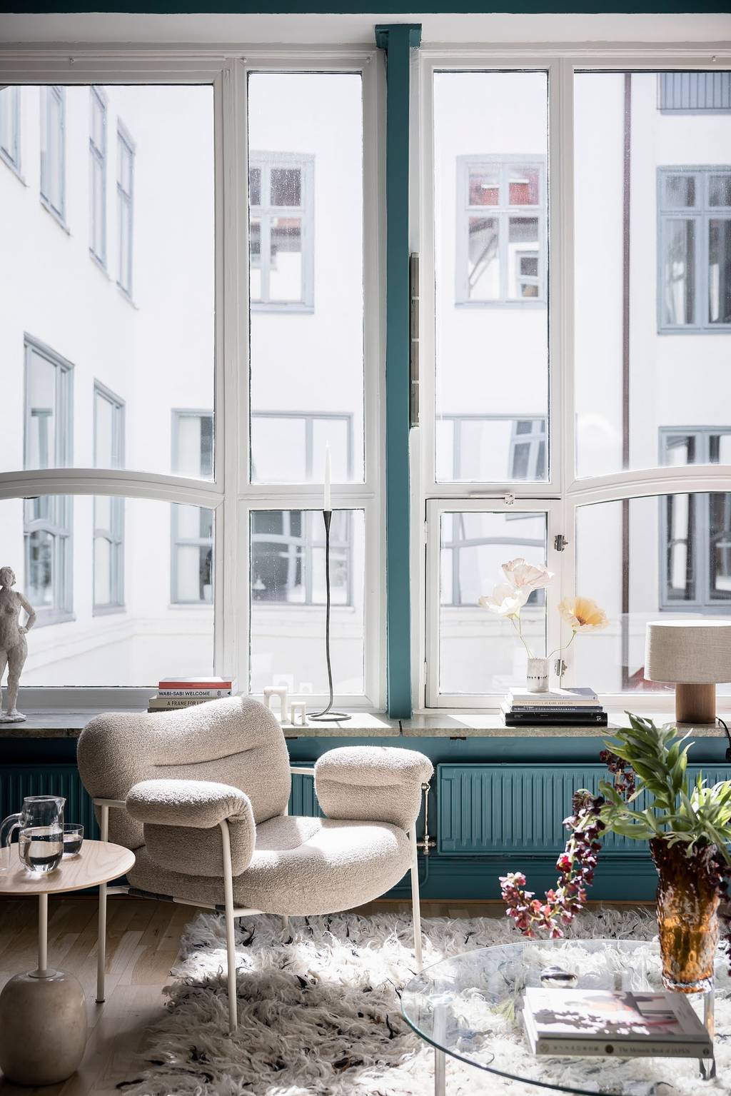 salon bleu canard avec cuisine ouverte blanche design décoration scandinave salon bleu canard avec cuisine ouverte blanche design décoration scandinave