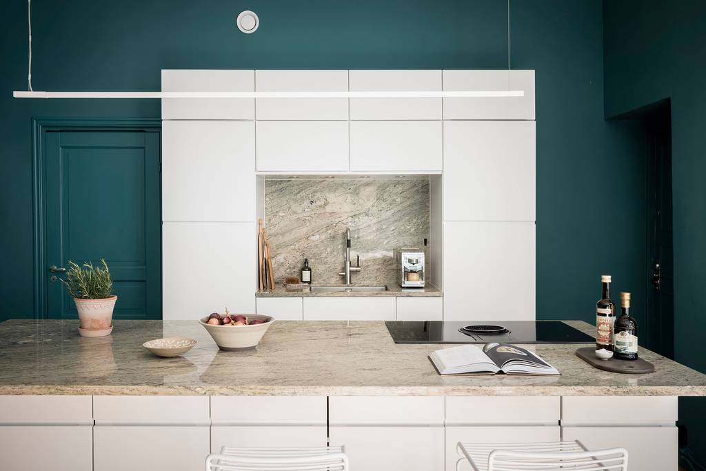 salon bleu canard avec cuisine ouverte blanche design décoration scandinave salon bleu canard avec cuisine ouverte blanche design décoration scandinave
