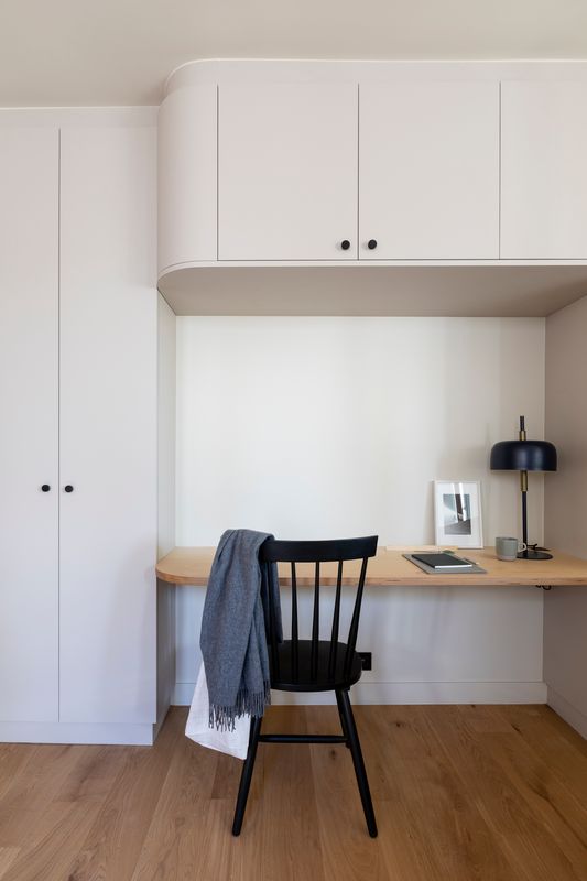 espace bureau sur mesure dans salon petit appartement Photo : © Alexis Paoli