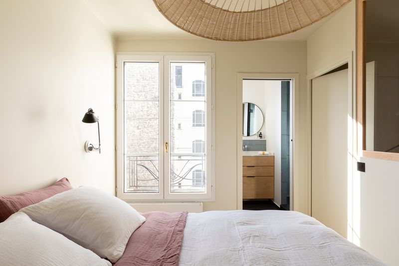 chambre avec salle de bain petit appartement Photo : © Alexis Paoli