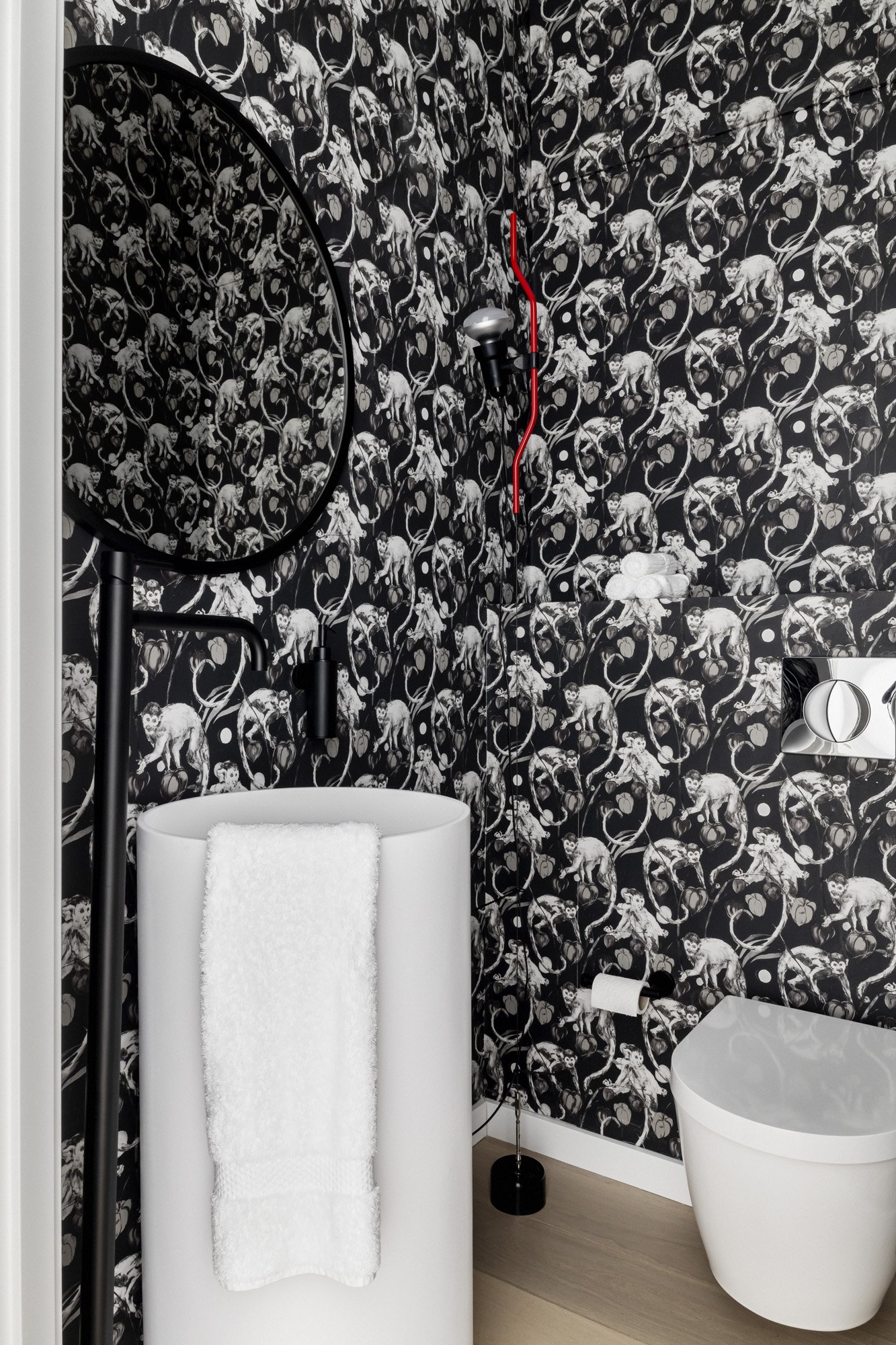 toilettes papier-peint noir singes blancs
