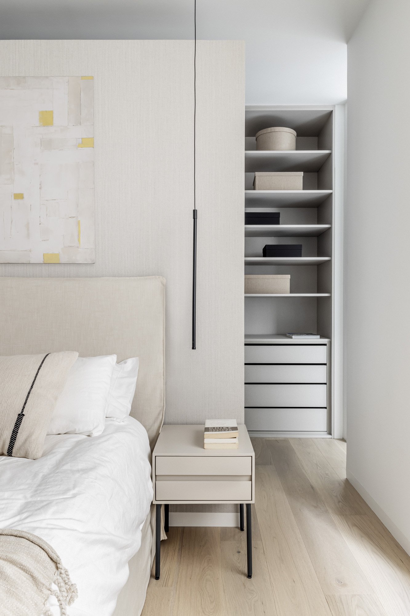 chambre avec dressing ouvert derrière tête de lit
