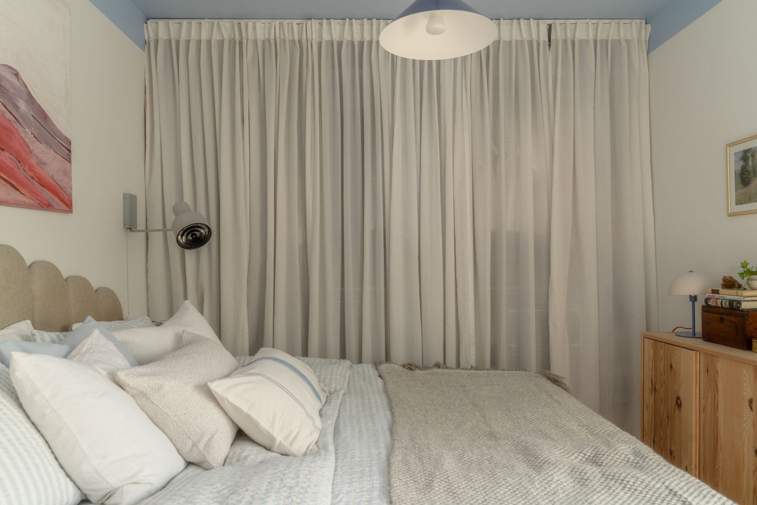 chambre avec dressing derrière un rideau murs blancs et plafond bleu chambre avec dressing derrière un rideau murs blancs et plafond bleu