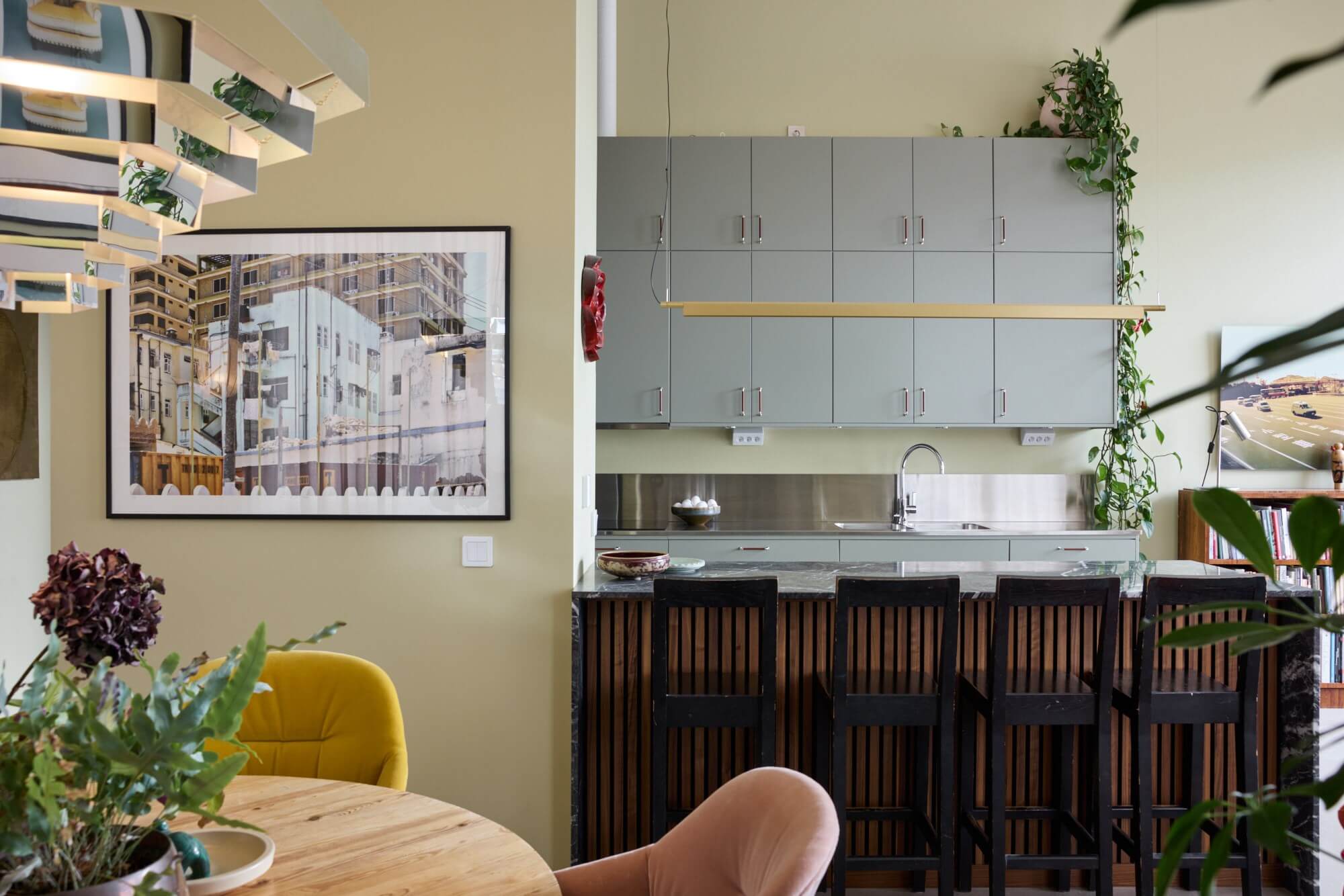 salle à manger et cuisine ouverte décoration design et colorée