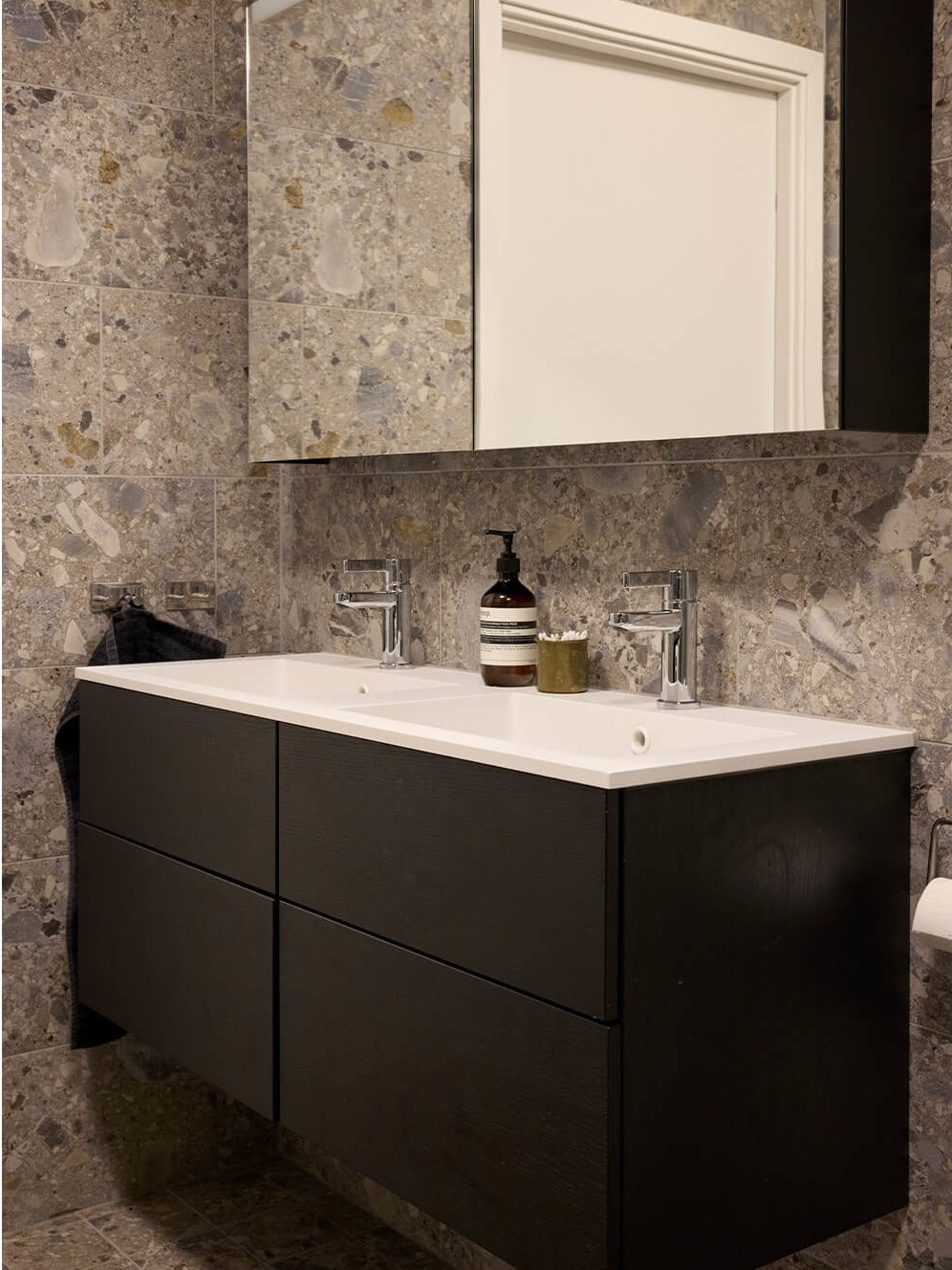 salle de bain marbre beige