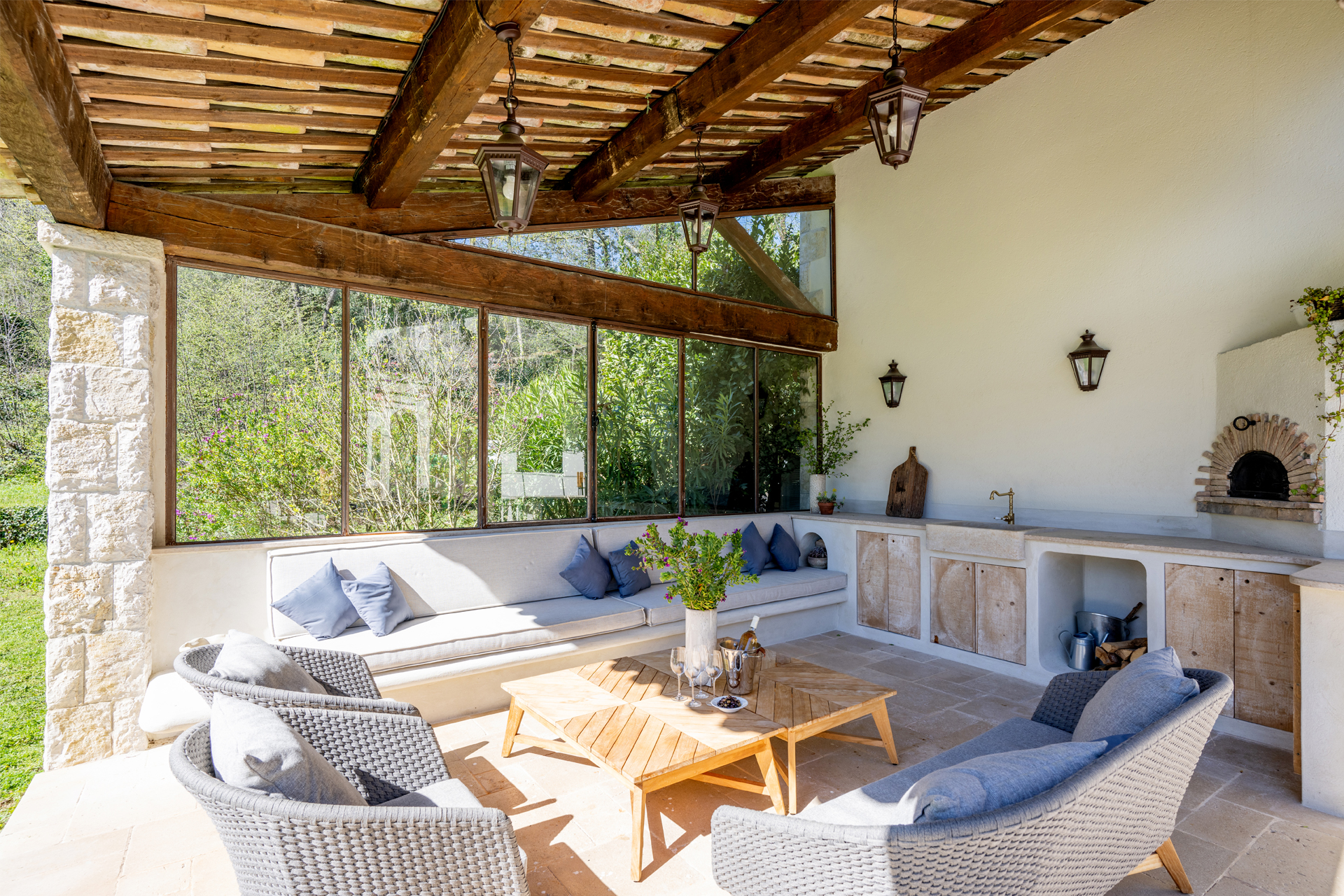 terrasse couverte avec cuisine d'été maison Provence
