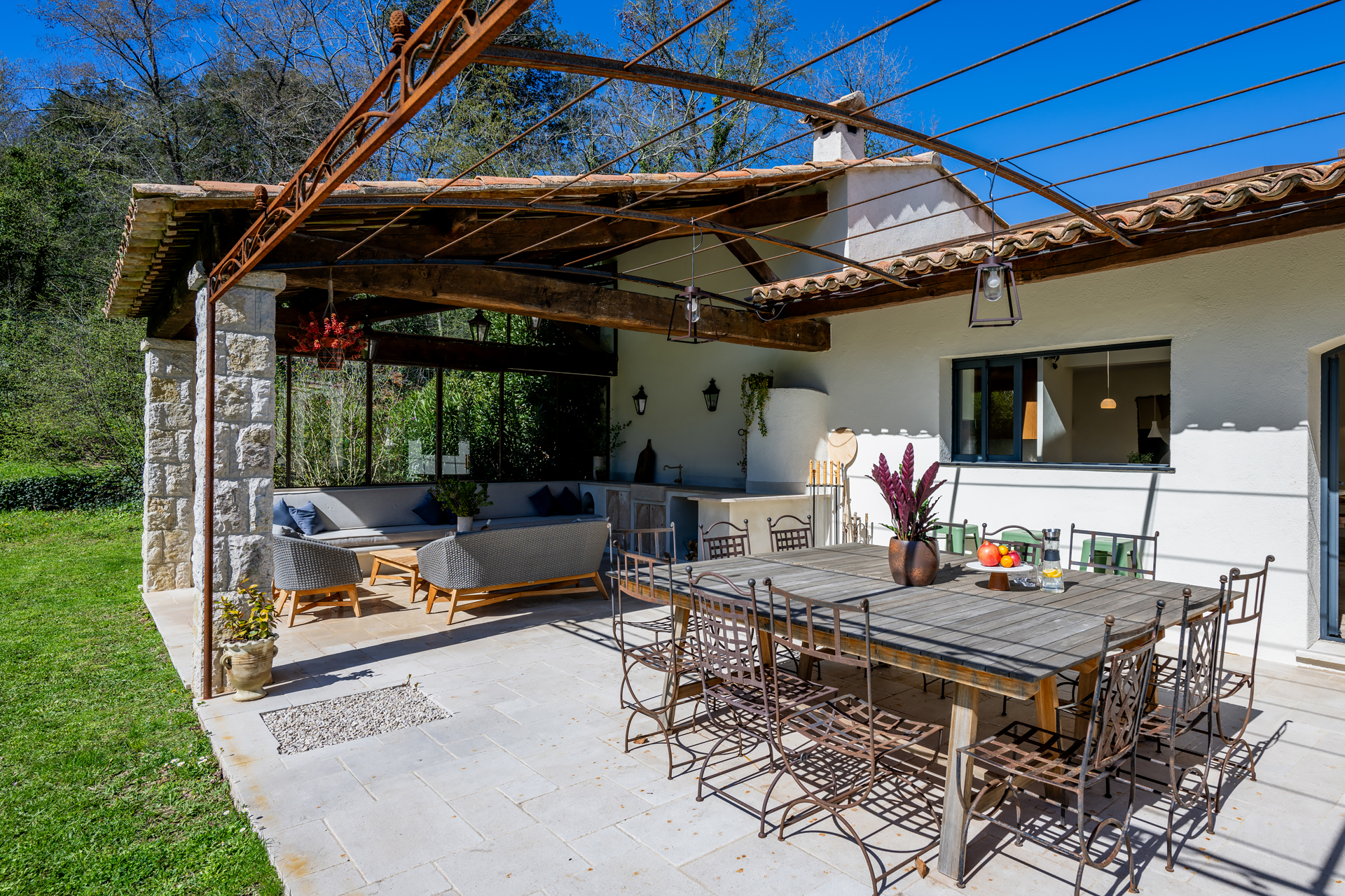 salle à manger extérieure avec pergola métal provençale
