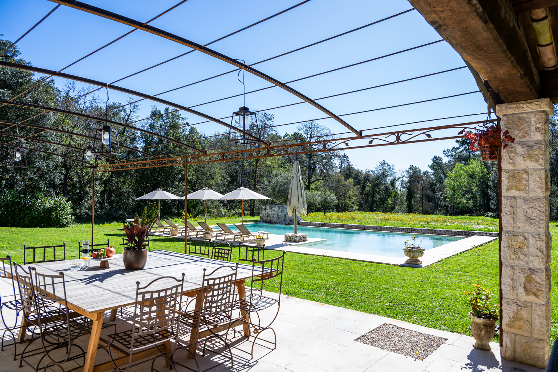 salle à manger extérieure avec pergola métal provençale