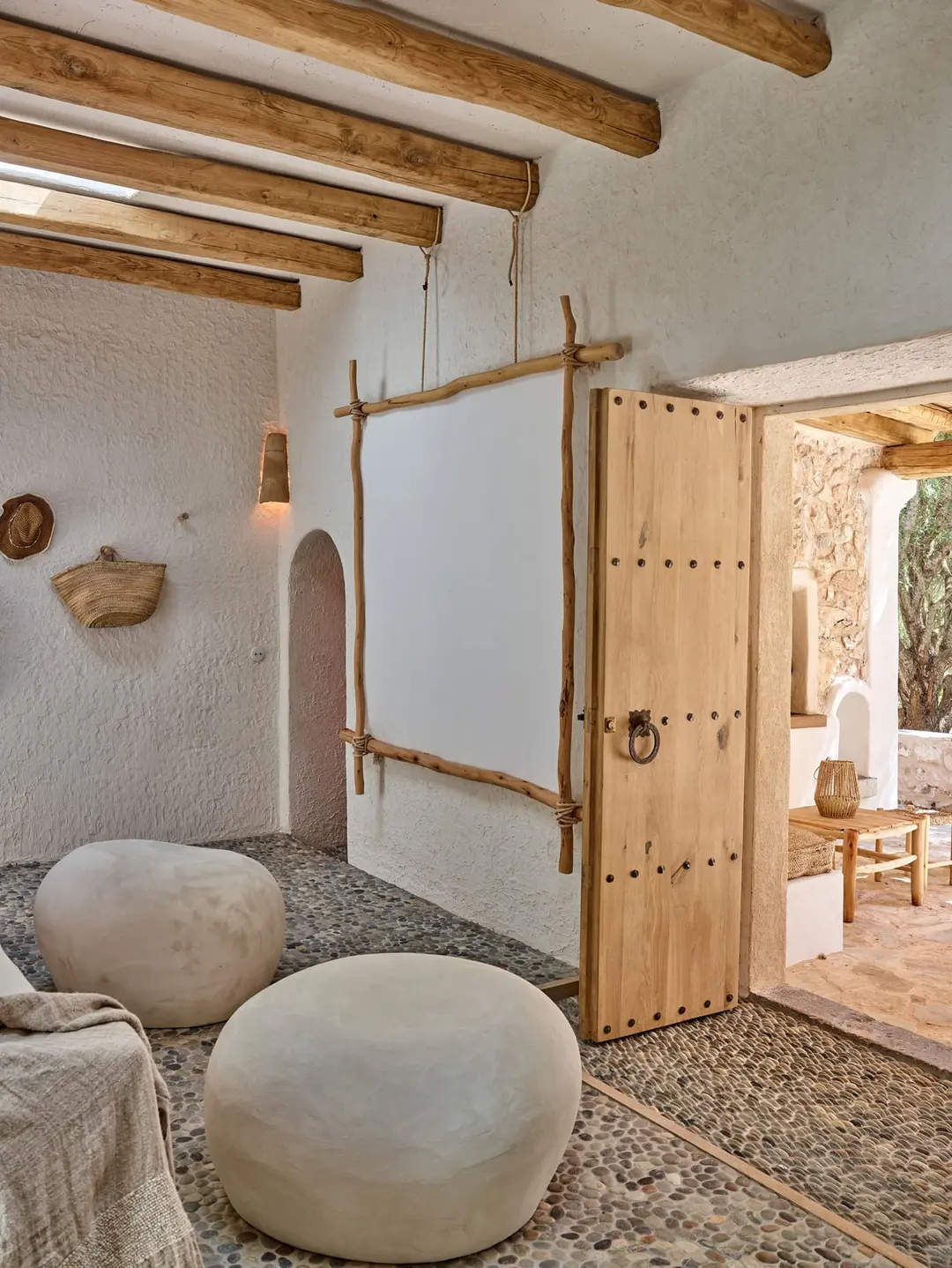 entrée sol galets maison en pierres avec piscine rénovée Ibiza