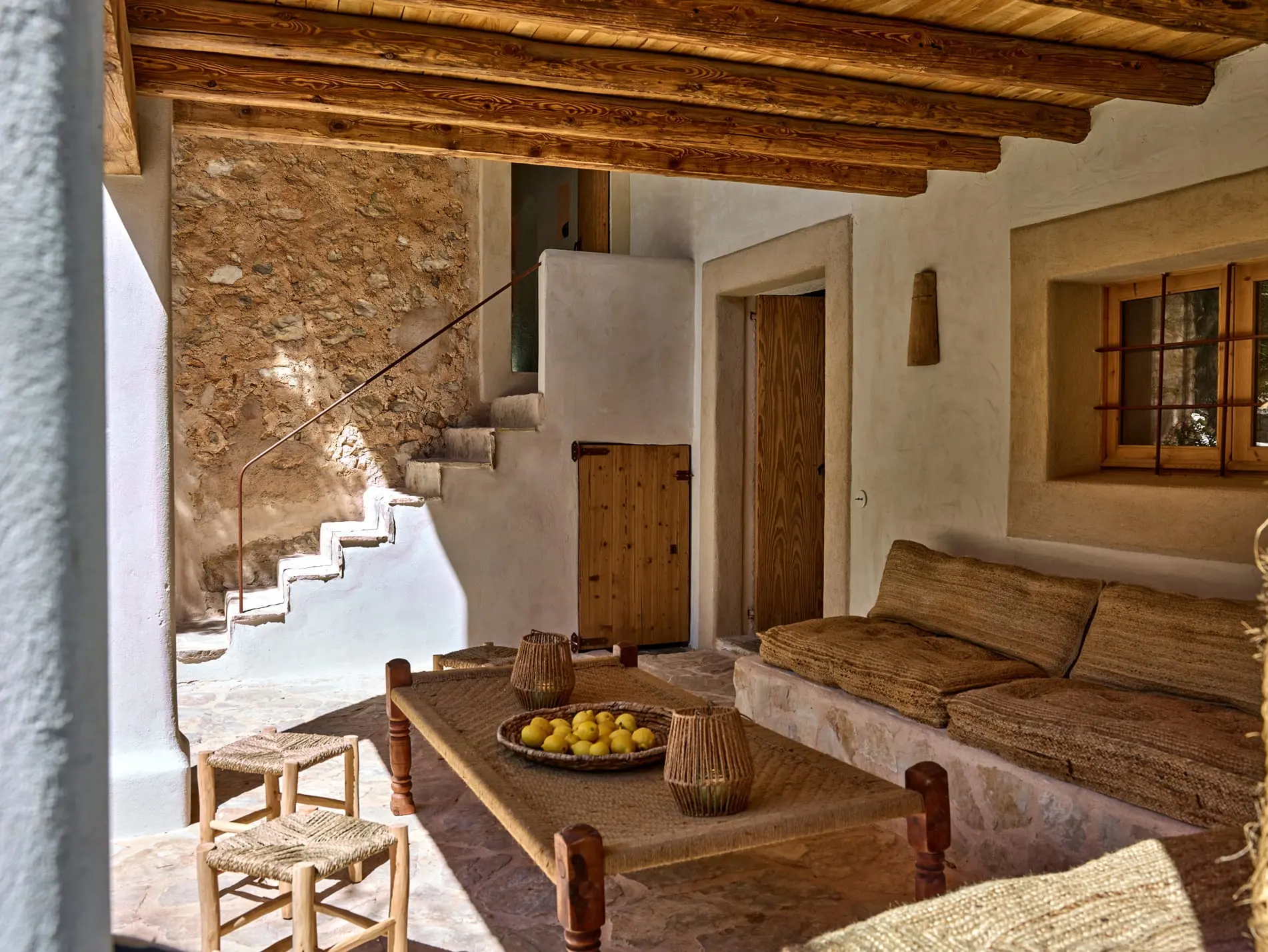 terrasse maison en pierres avec piscine rénovée Ibiza