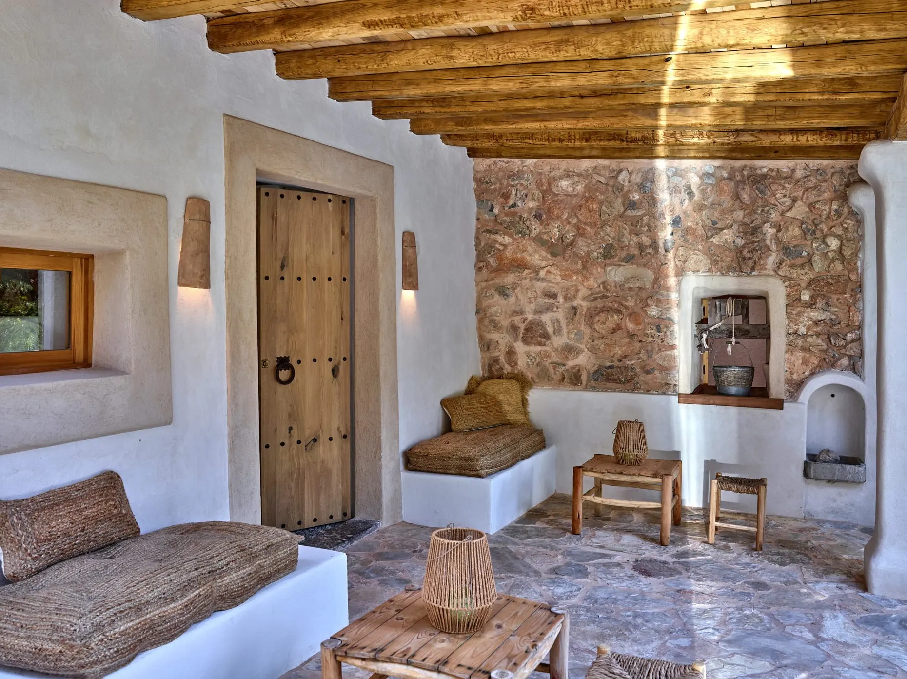 terrasse maison en pierres avec piscine rénovée Ibiza