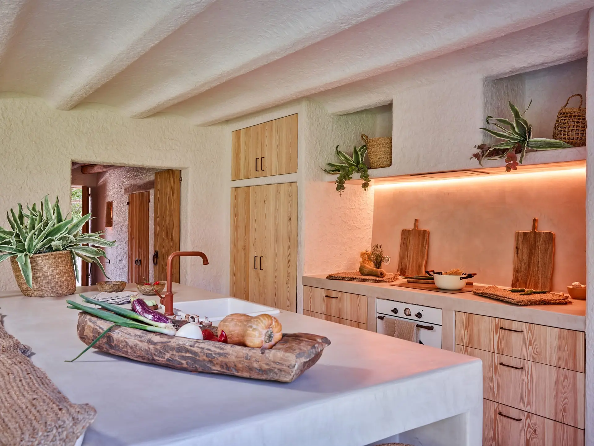 cuisine bois maison en pierres avec piscine rénovée Ibiza