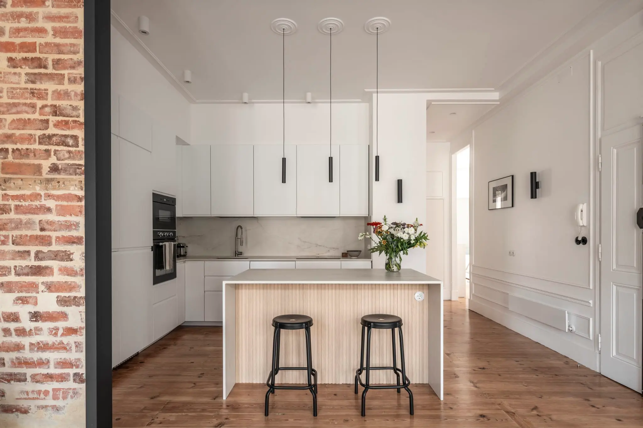 cuisine avec briques et moulures décoration design appartement rénové cuisine avec briques et moulures décoration design appartement rénové