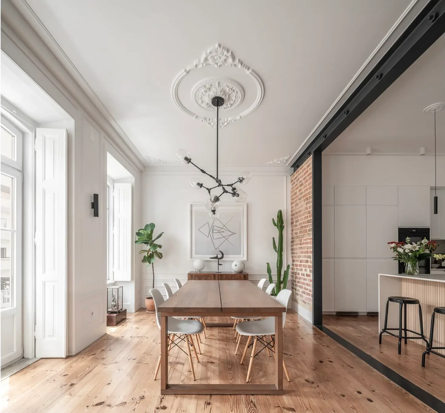 salle à manger avec briques et moulures décoration design appartement rénové salle à manger avec briques et moulures décoration design appartement rénové
