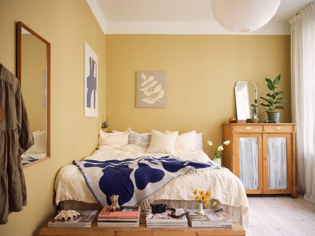 chambre murs jaunes deux-pièces 36m2 décoration vintage et colorée chambre murs jaunes deux-pièces 36m2 décoration vintage et colorée