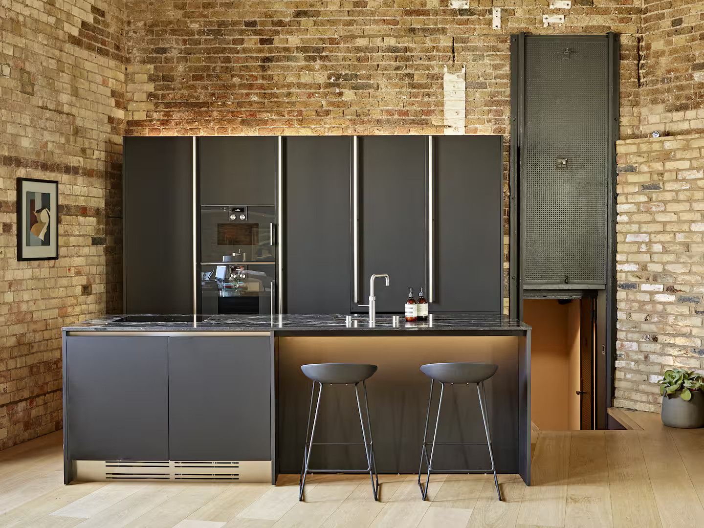 cuisine design noire murs de briques maison privée à Londres cuisine design noire murs de briques maison privée à Londres