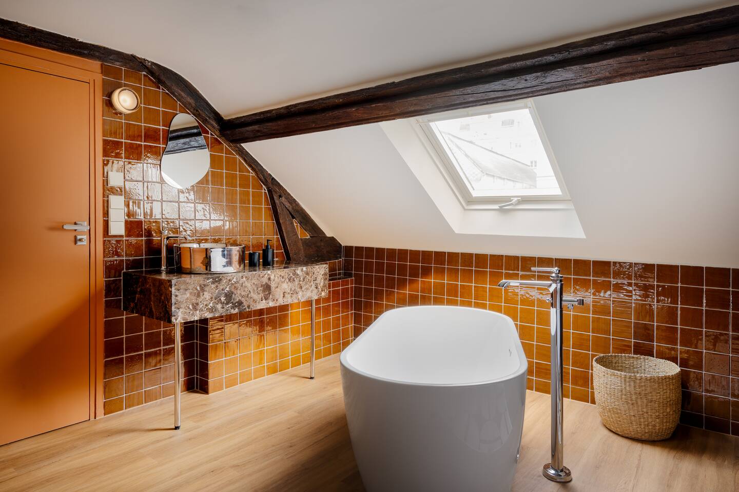 salle de bain contemoporaine mansardée avec poutres salle de bain contemoporaine mansardée avec poutres
