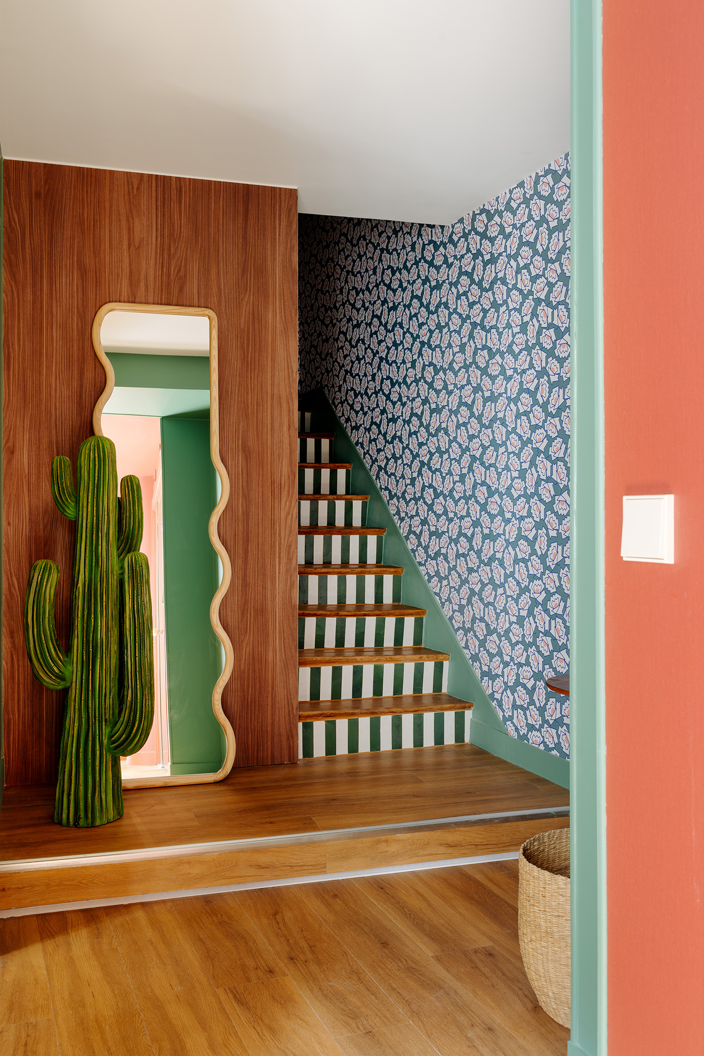 entrée avec escalier carrelage et bois décoration contemporaine entrée avec escalier carrelage et bois décoration contemporaine