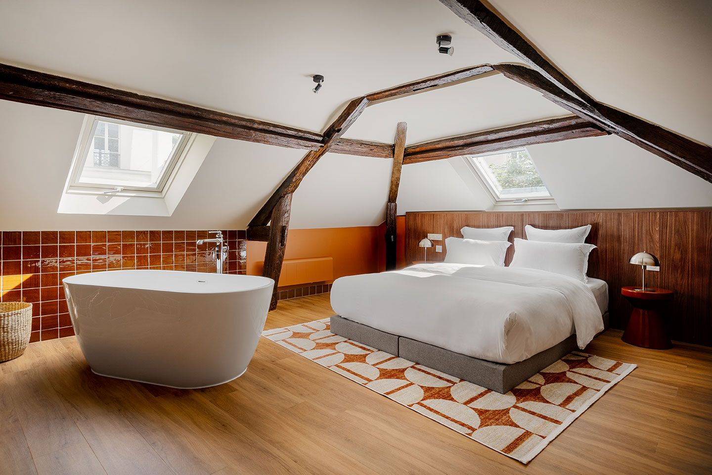 chambre mansardée avec poutres et salle de bain ouverte chambre mansardée avec poutres et salle de bain ouverte