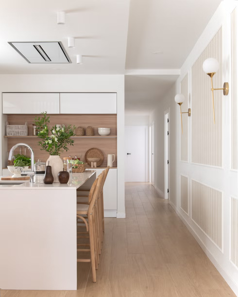 cuisine ouverte blanche et bois avec îlot décoration naturelle cuisine ouverte blanche et bois avec îlot décoration naturelle