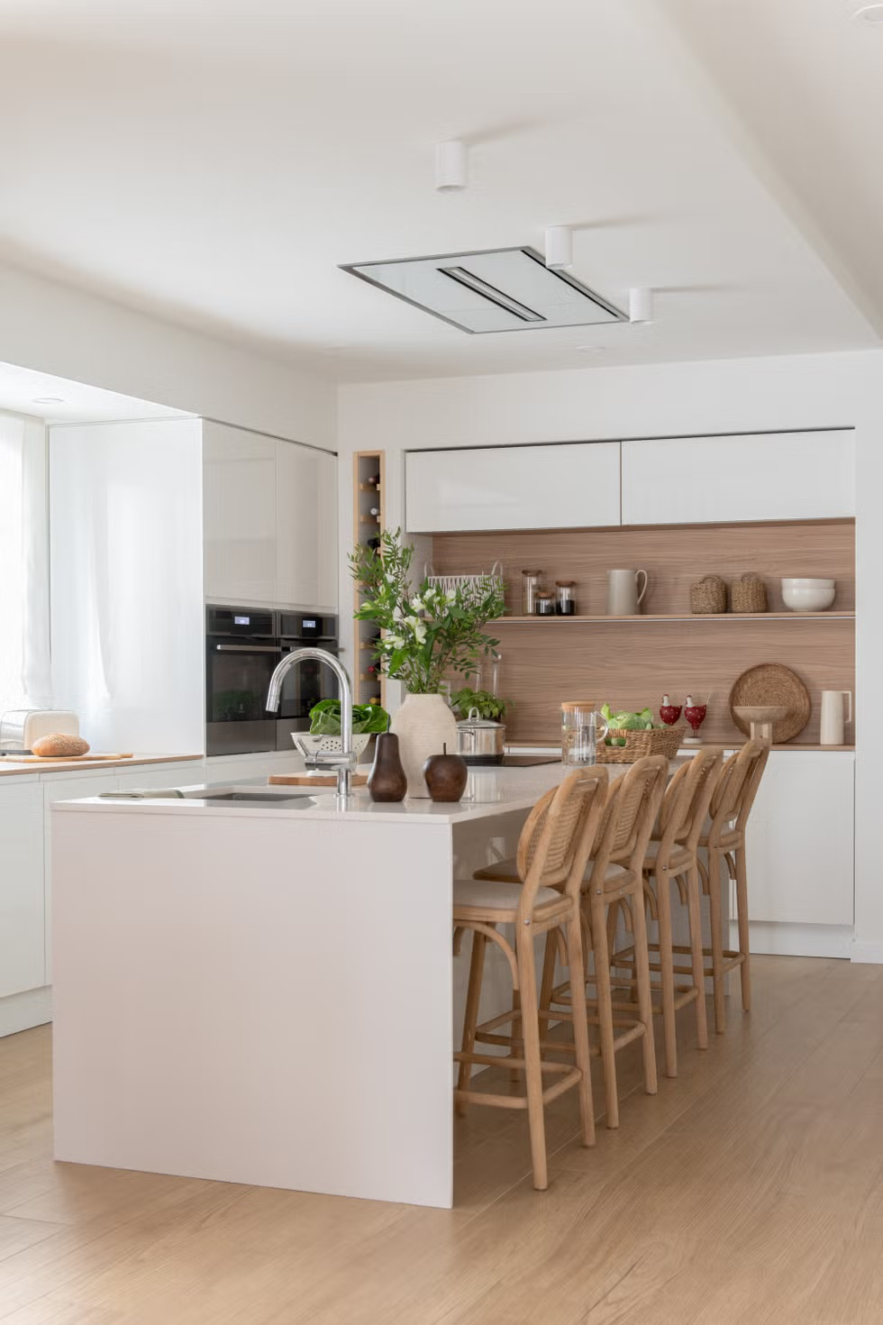 cuisine ouverte blanche avec îlot décoration naturelle cuisine ouverte blanche avec îlot décoration naturelle