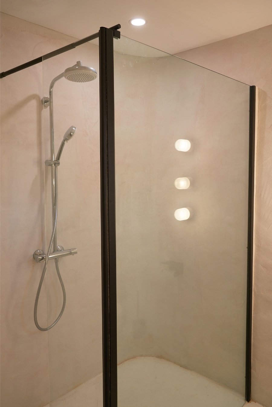 salle de bain design gite N°3 La Ferme de Brouage salle de bain design gite N°3 La Ferme de Brouage