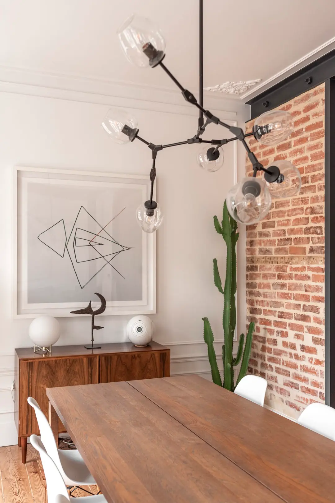 salle à manger avec briques et moulures décoration design appartement rénové salle à manger avec briques et moulures décoration design appartement rénové