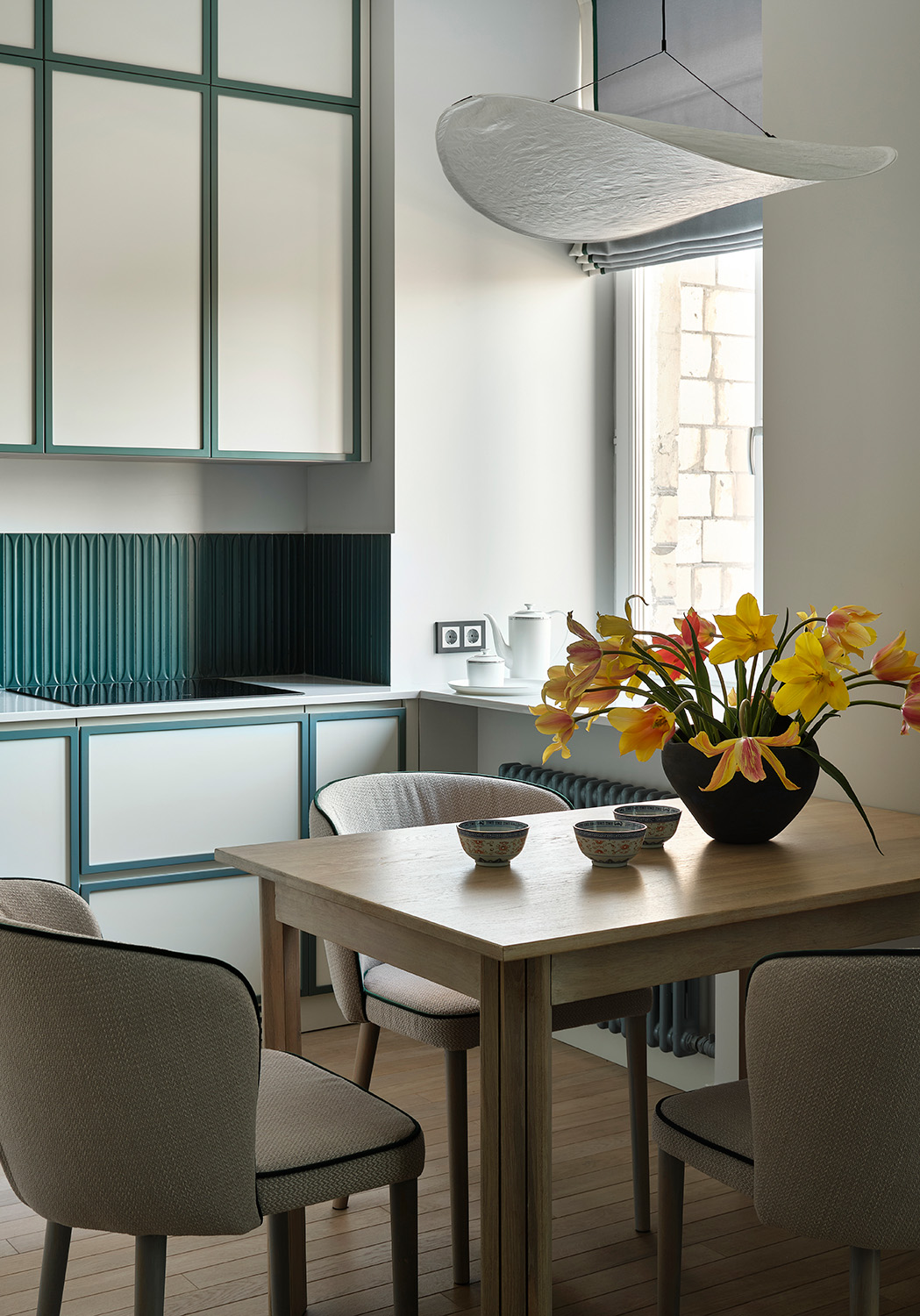 cuisine ouverte meubles blancs et vert émeraude appartement 75m2 cuisine ouverte meubles blancs et vert émeraude appartement 75m2