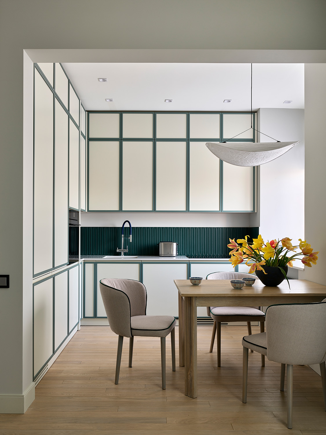 cuisine ouverte meubles blancs et vert émeraude appartement 75m2 cuisine ouverte meubles blancs et vert émeraude appartement 75m2