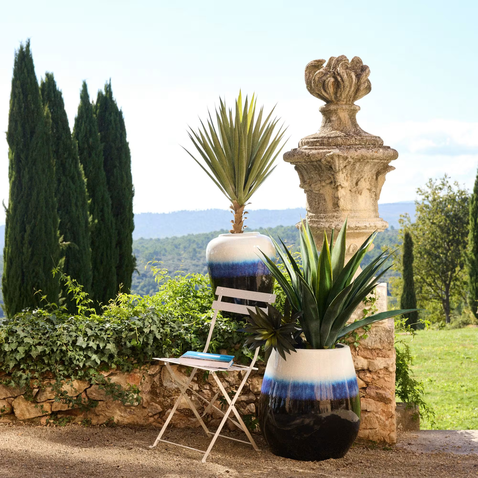 jardin italien avec chaise et pot Maisons du Monde collection French Riviera jardin italien avec chaise et pot Maisons du Monde collection French Riviera