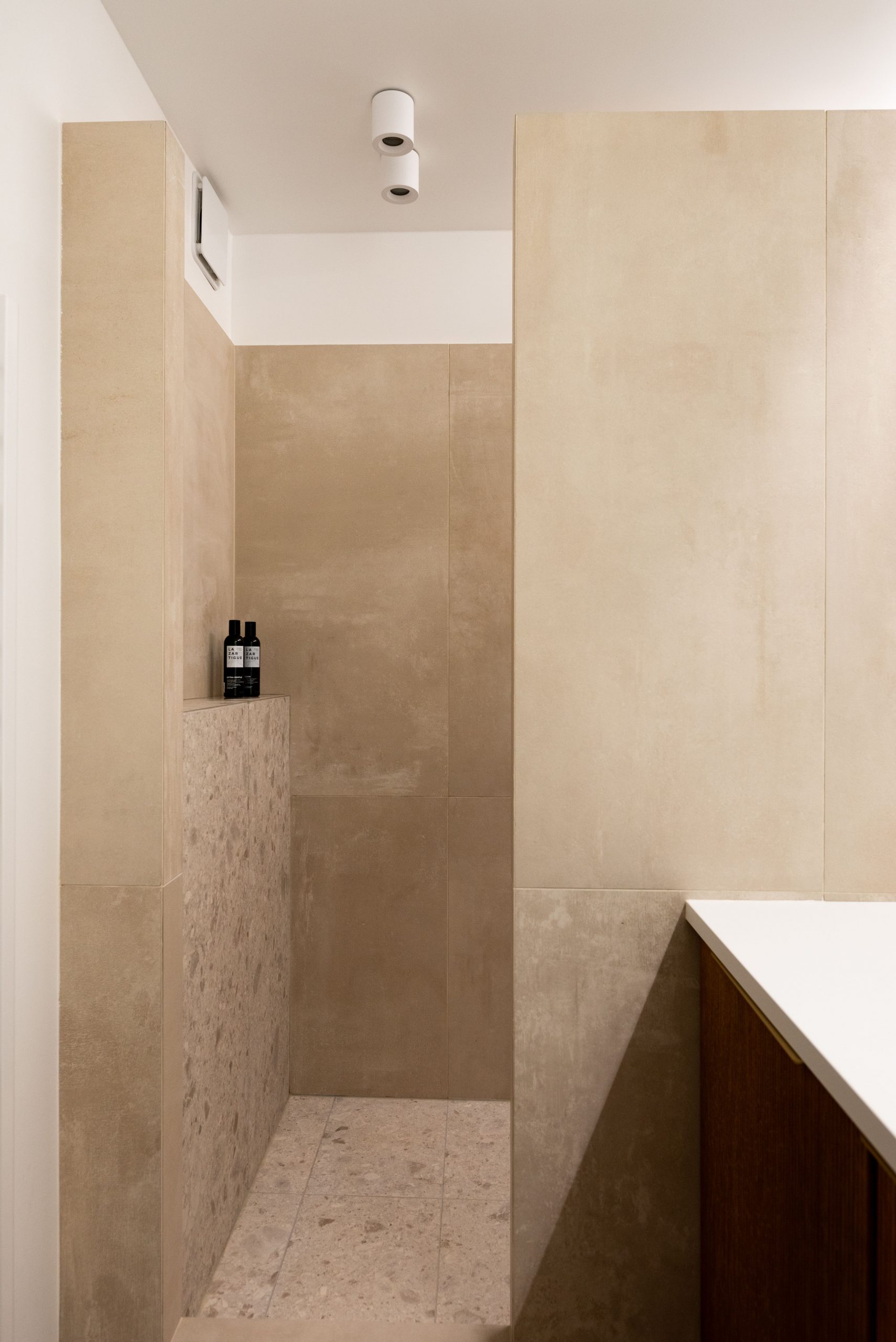 salle de bain bois et marbre beige décoration contemporaine photo ©Cassandre Favaro salle de bain bois et marbre beige décoration contemporaine photo ©Cassandre Favaro