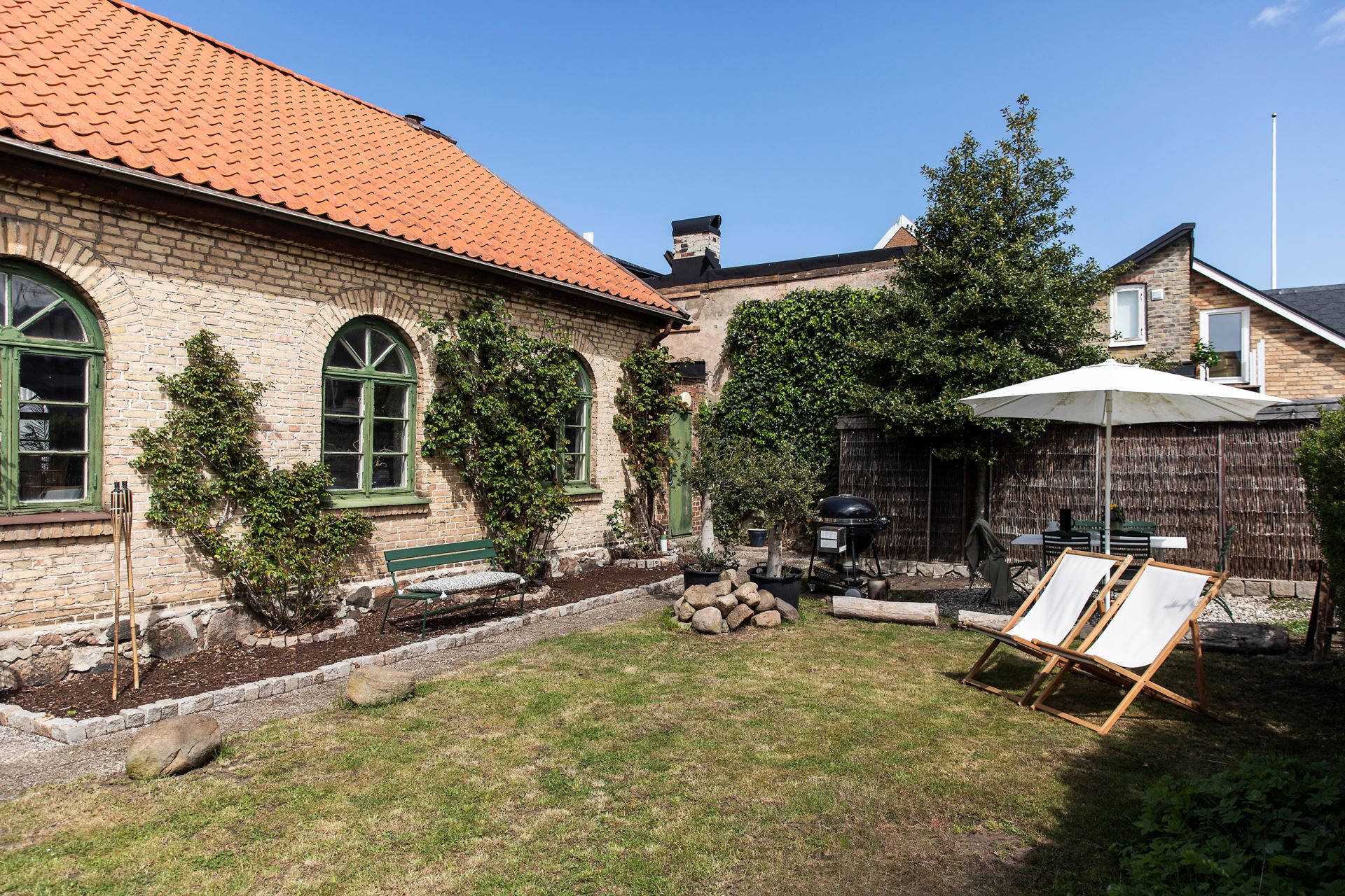 maison suédoise en briques du 19e siècle avec fenêtres cintrées maison suédoise en briques du 19e siècle avec fenêtres cintrées