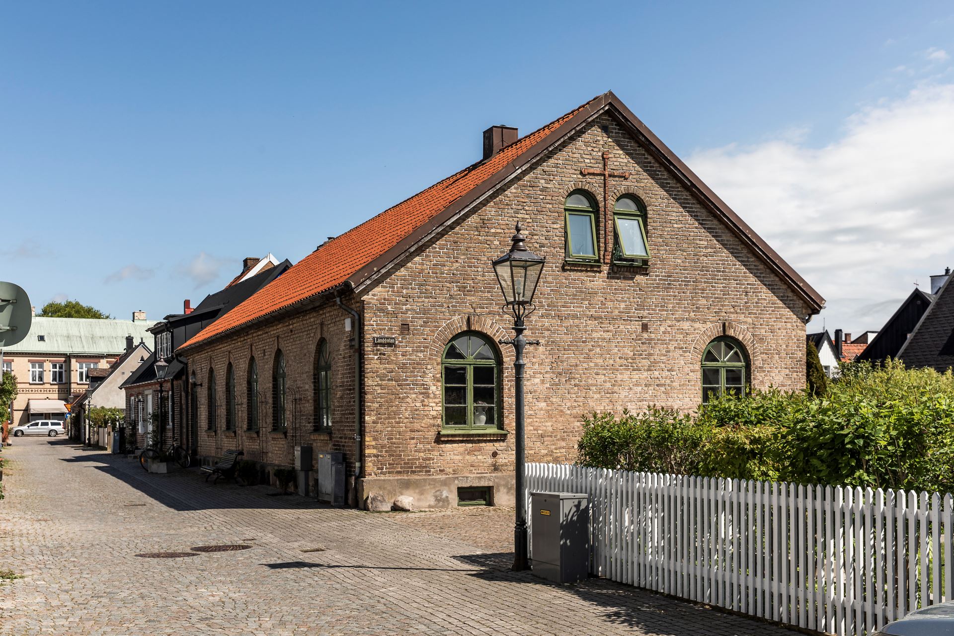 maison suédoise en briques du 19e siècle avec fenêtres cintrées maison suédoise en briques du 19e siècle avec fenêtres cintrées