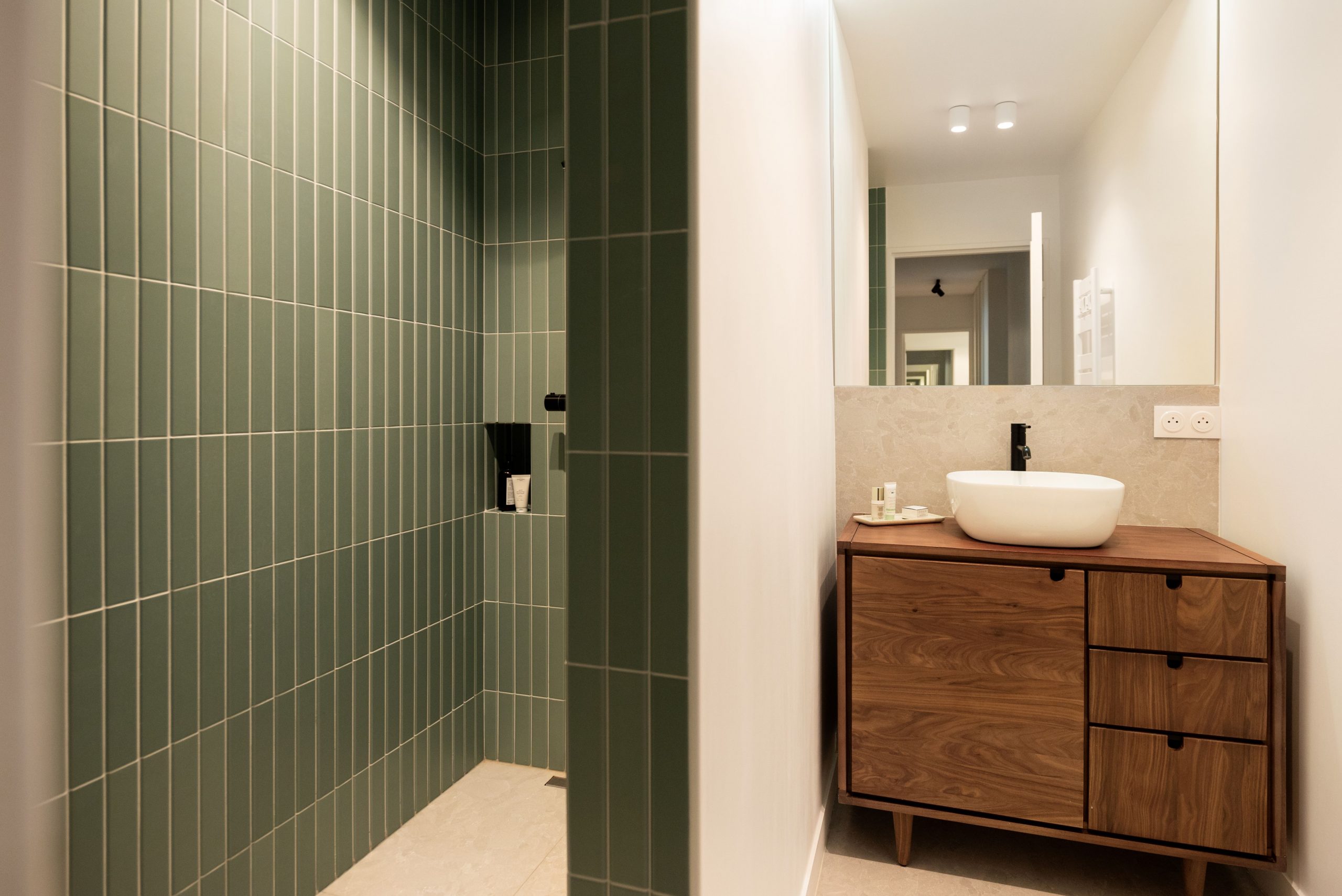 salle de bain moderne bois et carrelage vert photo ©Cassandre Favaro salle de bain moderne bois et carrelage vert photo ©Cassandre Favaro