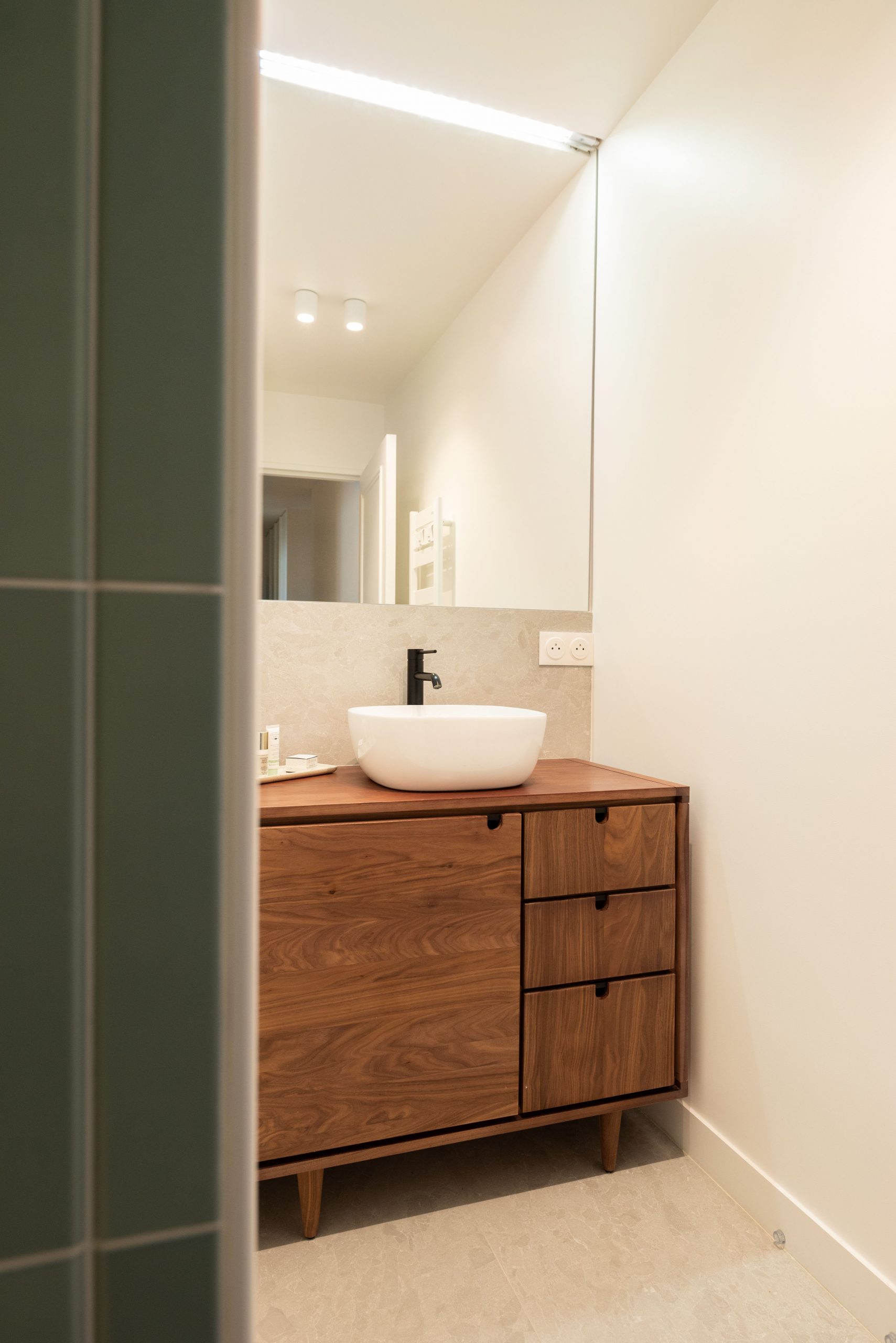 salle de bain moderne bois et carrelage vert photo ©Cassandre Favaro salle de bain moderne bois et carrelage vert photo ©Cassandre Favaro