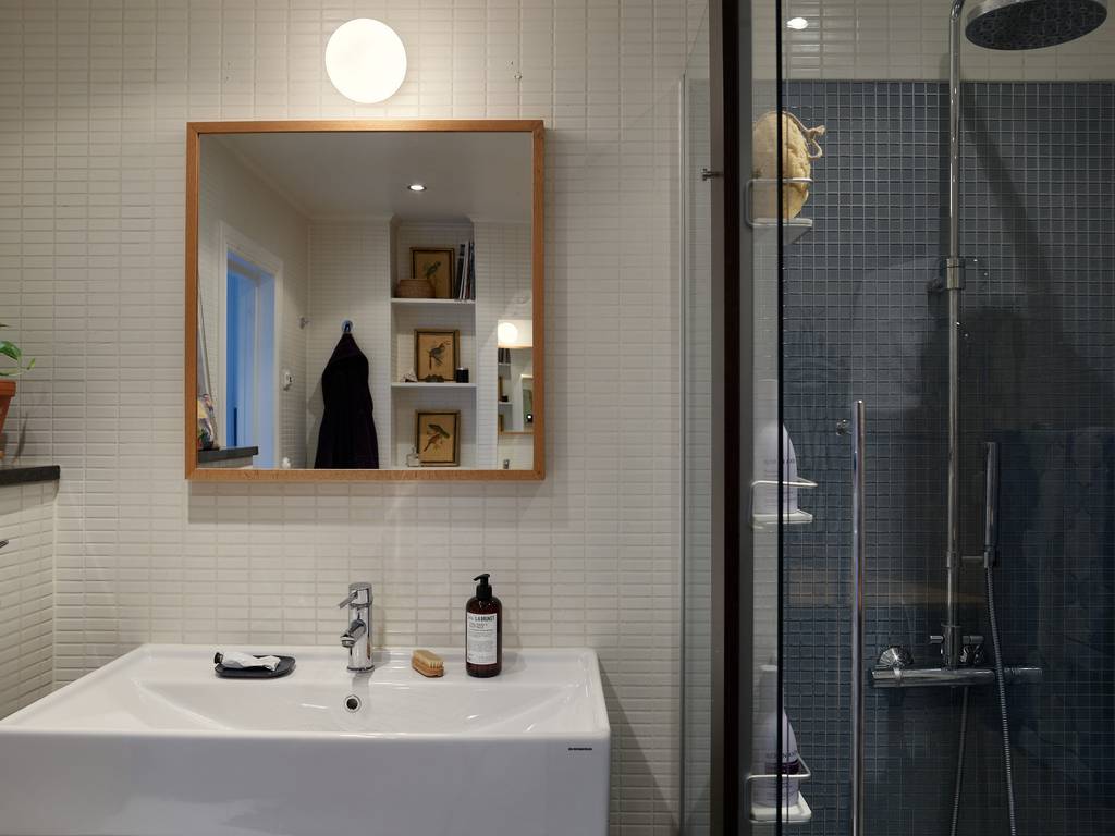 salle d salle d'eau blanche et bleue