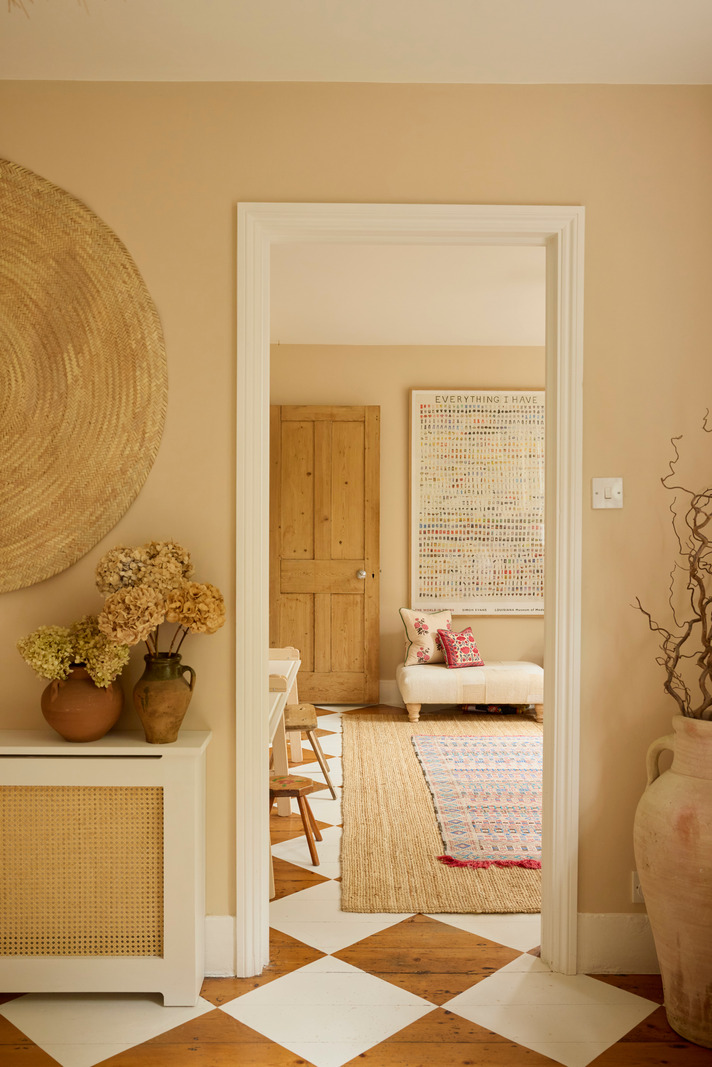 salon avec sol à damier peint sur parquet décoration rustique chic maison anglaise salon avec sol à damier peint sur parquet décoration rustique chic maison anglaise