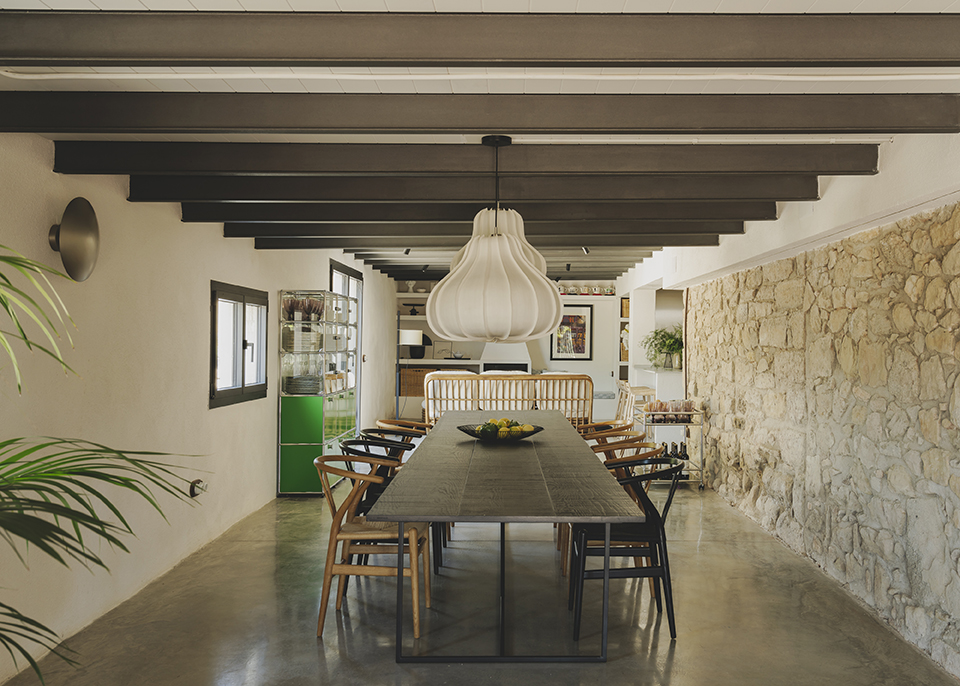 salle à manger avec poutres et sol béton ciré maison en pierres rénovée salle à manger avec poutres et sol béton ciré maison en pierres rénovée