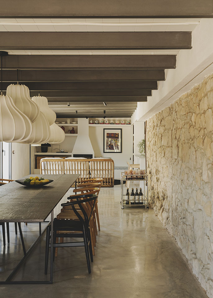 salle à manger avec poutres et sol béton ciré maison en pierres rénovée salle à manger avec poutres et sol béton ciré maison en pierres rénovée