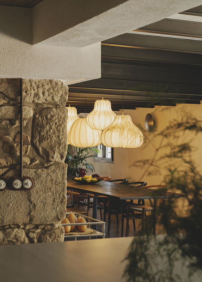 salle à manger avec poutres et sol béton ciré maison en pierres rénovée salle à manger avec poutres et sol béton ciré maison en pierres rénovée